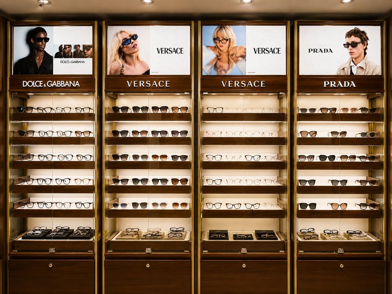 Vitrina con armazones de Dolce & Gabbana, Versace y Prada